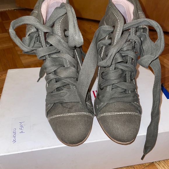 Linen Wedges - Picture 2 of 4